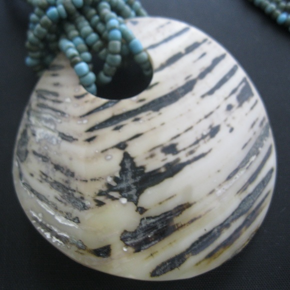 4/$20 🍁 Shell & Bead Necklace - Picture 2 of 4